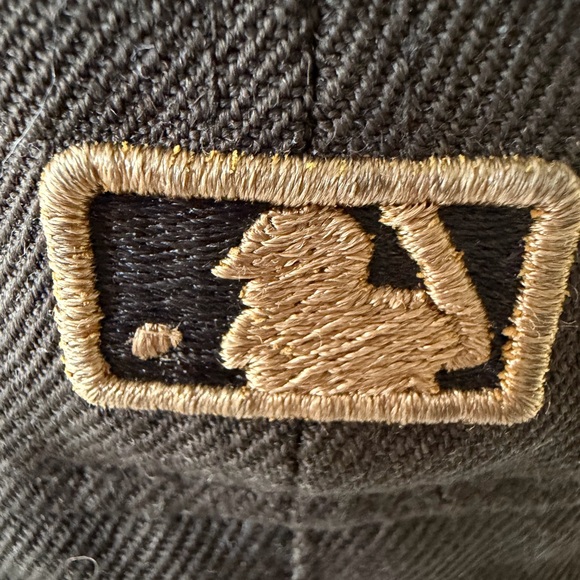 Toronto Blue Jays trapper hat with sherpa lining - Picture 14 of 14